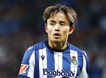 バスクダービーへ久保建英が全体練習合流! ウマル・サディクの手荒い祝福に応戦