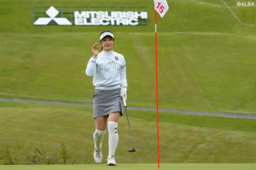 ルーキーの都玲華と荒木優奈が首位発進　渋野日向子は73位