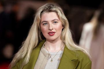 「お父さんに似ているね！」　大物ロックバンドメンバーの娘がお忍びで日本を満喫　着物姿に称賛の声