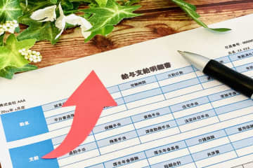 最新の統計では民間の平均給与は“年収478万円”！ 10年間で“50万円以上”も上がったって本当!? 「賃上げ」は「物価上昇」に追いついてる？