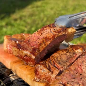 【岩塩プレートで塩要らず】牛肉のうま味がぎゅっと凝縮する岩塩プレートで焼く豪華ビーフステーキ