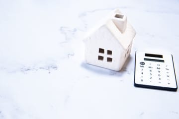 50代独身、このまま「賃貸暮らし」の予定です。友人から「年を取ると家を借りづらくなるよ」と言われるのですが、年金も月15万円ほどもらえますし、心配いらないですよね？