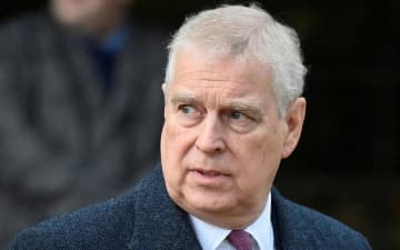 チャールズ国王がアンドルー王子から称号剥奪　性的虐待で民事訴訟の可能性も
