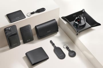 ライカのロゴ入りレザーグッズ - ブラックの牛革製財布＆ラゲッジタグ、フィルムホルダー