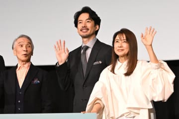 竹野内豊が檀上でコントばりのボケ　左から呼ばれ右向いて返事…本人「またやっちゃった」と苦笑