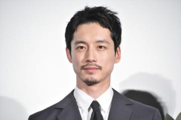 坂口健太郎、さっぱり短髪＆髭スタイルで主演映画の舞台挨拶に登場「大変な役でした」