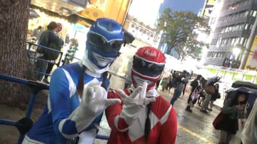 11年ぶり金曜ハロウィンは警報級大雨で大荒れか　厳戒態勢の渋谷では仮装姿…横浜中華街や新宿歌舞伎町も雨で人通り少なめ