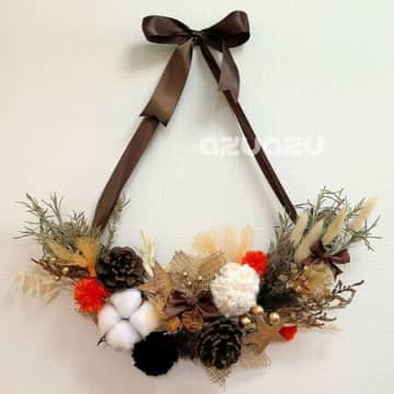 身近な材料で作るハロウィンハーフムーンリース