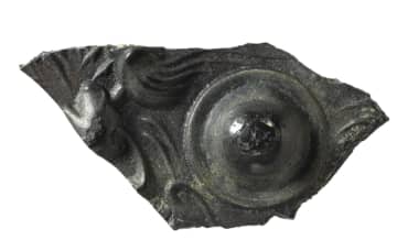 鏡面にベンガラを確認、研磨剤か　奈良・富雄丸山古墳で出土