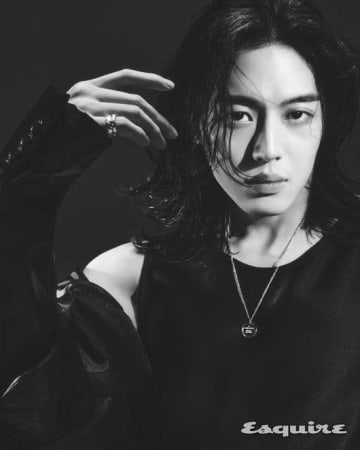 イ・ジュアン、肝臓移植の傷跡も…上半身を大胆に露出したグラビアが話題