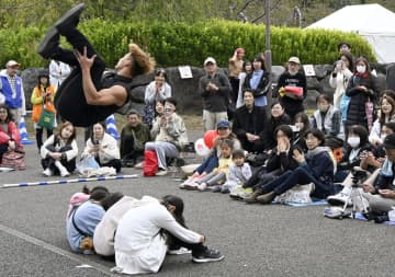 静岡で大道芸フェスティバル開幕　15の国と地域92人が出演