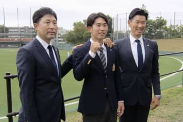 西武、小島大河にあいさつ　明大捕手、ドラフト1位