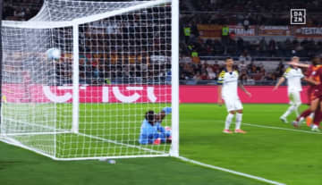 まさかの接触！ 鈴木彩艶が“アクシデント”で失点…「不運だった」「責任がないわけではない」現地メディア評価は真っ二つ