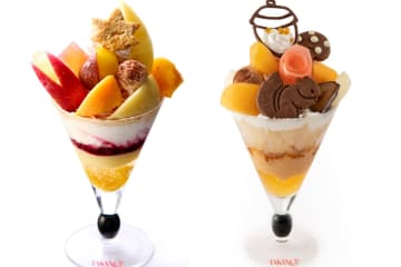 タカノフルーツパーラー「秋色パフェ」もみじ型のパイ＆リスのクッキー乗せパフェ