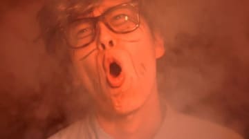 大学生あるあるクリエイターの「レジスタンス」、モラ爺新曲「モラル根性論 feat. モラ爺」MVをプレミア公開