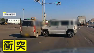 【映像】「撮影かなと思うくらい回転」軽自動車が“1回転”　死角か…衝突でガードレールに突っ込み運転手搬送