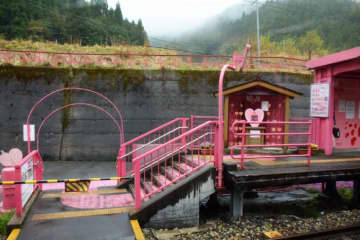 ピンクすぎる駅・列車出発は従業員が全力お見送り？！テレ朝 ナニコレ珍百景、11月2日 鉄道特集