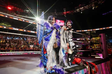 「お美しい…」人気日本人女子タッグ、濃いめメイクの“妖艶”2ショット自撮りが大バズり「良すぎます」「刺さります」