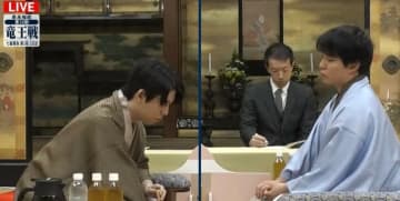 「相当上手く指されている」佐々木八段が意表の四間飛車を採用 藤井竜王は“師匠”と7年前に経験した将棋に／将棋・竜王戦第3局