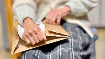 「これが最後のお願い」——介護施設に入る母が息子に託した“封筒の中身”