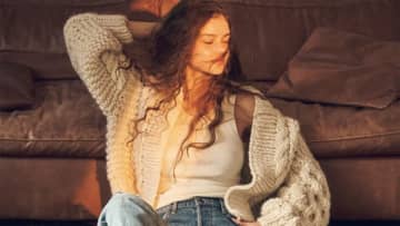 半端な季節にちょうどいい「先々まで着回せる」ニットの1枚目