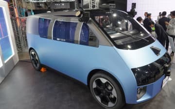 KDDI、空からクマの追跡なども可能な遠隔で監視・制御するドローン、自動運転車など展示