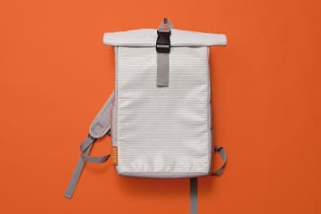 “映画館のスクリーン生地”再利用したバックパック＆フィルム缶着想ポーチ、東京テアトルから