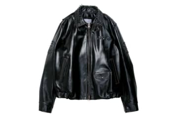 sacaiのクリスマス、スタッズ光るレザージャケットやカラフル生地を編み込んだクロシェバッグ