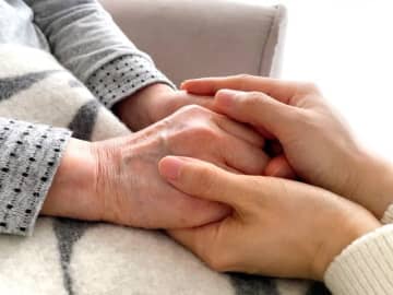 「高齢の親に自身の病気を伝えるべき？」「心配かけたくない…」悩む50代相談者へのアドバイス続々