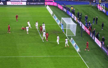 「相手はお手上げだ」鈴木彩艶の“神セーブ”が脚光!「ずば抜けた反応速度」「しっかり枠外に弾いた」ディバラの強烈ヘッド弾を弾いた瞬間