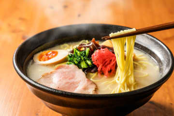 川越シェフが”本気で考えた”『家二郎ラーメン』のレシピが話題！”二郎とは思えない”まさかの『予想外すぎる仕上がり』に視聴者も驚愕「意識の高い二郎ｗ」「シェフが作ると二郎系といえど汚さが全くないｗｗ」「まずは寸胴を…」