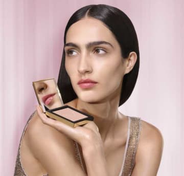 【プラダ ビューティ】ホリデー限定コレクションで冬の輝きを演出