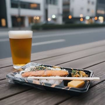 生活保護受給者の「コンビニ弁当とビール」投稿に賛否両論！「自炊しろ」と批判殺到も「支援のあり方」を巡る議論に発展