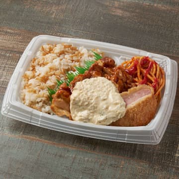 甘辛いタレをかけた鶏から揚げ、タルタルをかけた厚切りハムカツなどで845kcalのボリューム弁当! ファミリーマートが「厚切りハムカツ&甘辛鶏から揚げ弁当」を発売