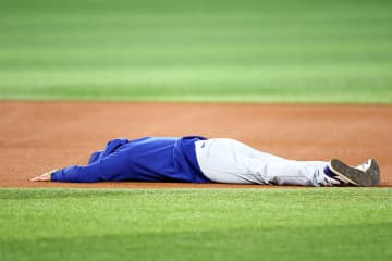 選手たちは爆笑！ロバーツ監督がキム・ヘソンと『ベースランニング対決』でまさかの転倒 泥まみれでチーム鼓舞