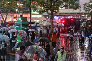 ハロウィーンは雨で“バカ騒ぎ”なし　外国人のコスプレお披露目イベントに様変わり