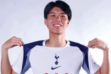 日本代表DF高井幸大、大腿四頭筋を負傷も…トッテナム指揮官「まもなくフルトレーニングに復帰できる」
