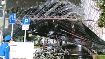 【速報】千葉で立体駐車場脇から足場倒れる　強風影響か、「駐輪場と遊歩道ふさいでいる」と110番通報　けが人確認されず