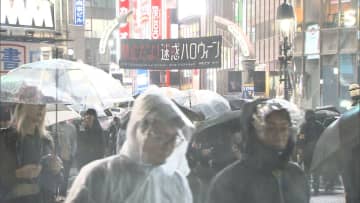 ハロウィーンの東京・渋谷で警察官に暴行の疑い…2人を逮捕　警視庁は早朝まで警戒を続ける