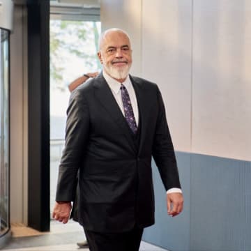 アルバニアのAI大臣、83人の子供を妊娠！？