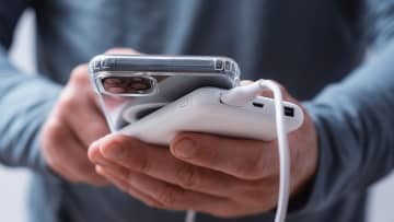 4割が外出時にモバイルバッテリーを持ち歩く一方、安全意識は“驚くほど低い”結果に