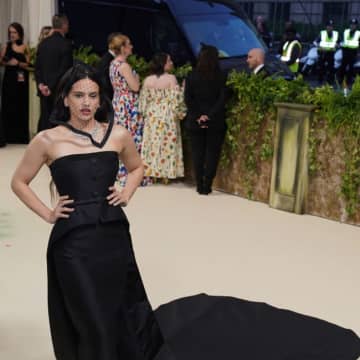 ロザリア、ニューアルバム『LUX』で13言語の歌声を披露