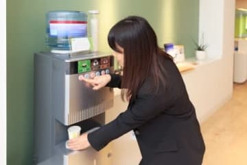 パン屋で何も買わず、ウォーターサーバーから水筒にチャージして帰る客…窃盗になる？