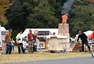 まき窯実演や販売　茨城・笠間で3日まで陶器「秋市」　