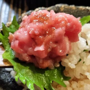 わさび醤油に飽きたらコレかけて！本まぐろの中落ち丼！イタリアン×和風　まぐろ丼！