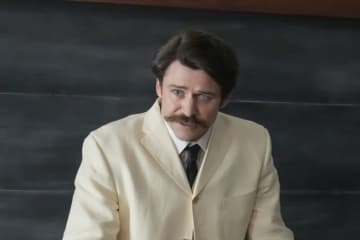 来週の『ばけばけ』“ヘブン”トミー・バストウ、ついに初登校　“トキ”高石あかりのもとには怪しい人影