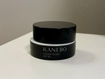 乾燥するけどテカる…カネボウの日中用クリーム、ちょっと高いけどメイク崩れまで防げて助かる（涙）