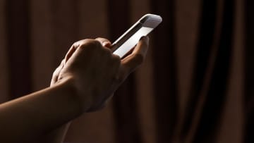 寝る前スマホが子どもの生活リズムを狂わせる？ 約6割が「朝の不調」を実感