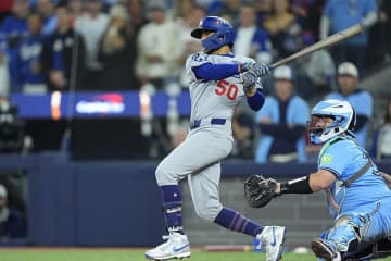 山本由伸バンザイ！　不振4番ベッツが貴重な2点適時打、米実況席称賛「大ヒットだ」