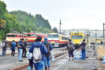初代レッドアローや電気機関車など懐かしの車両が一堂に　埼玉・横瀬　西武鉄道の車両基地でイベント　地域のグルメ楽しめるブースも